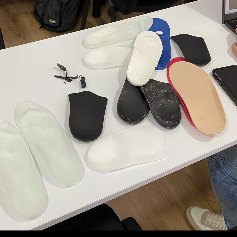 Palmilhas ortopédicas impressas em 3D em vários materiais sobre a mesa do curso
